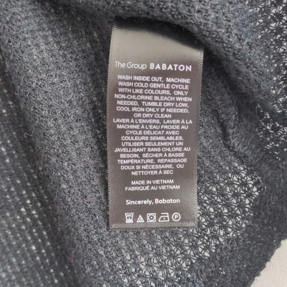 ARITZIA BABATON | T-shirt Oversized Open Knit V-Neck Scoop Hem, Black, Womens XS - Picture 7 of 10